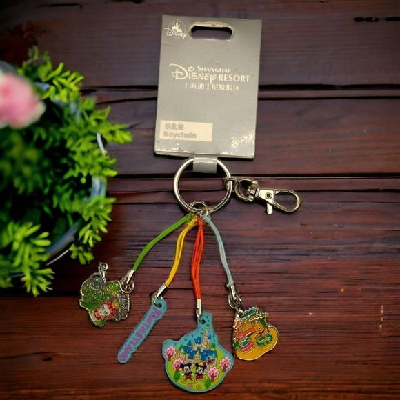 Shanghai Disney Resort Keychain! - Picture 1 of 10